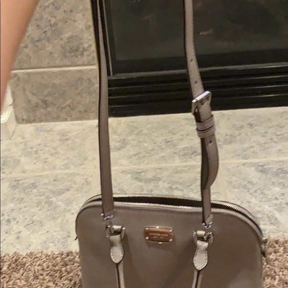 Authentic Michael Kors pearl gray leather purse - Picture 6 of 7